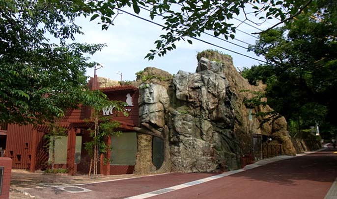 室外塑石假山制作于貴州安順一家會所內(nèi)的小型動物園