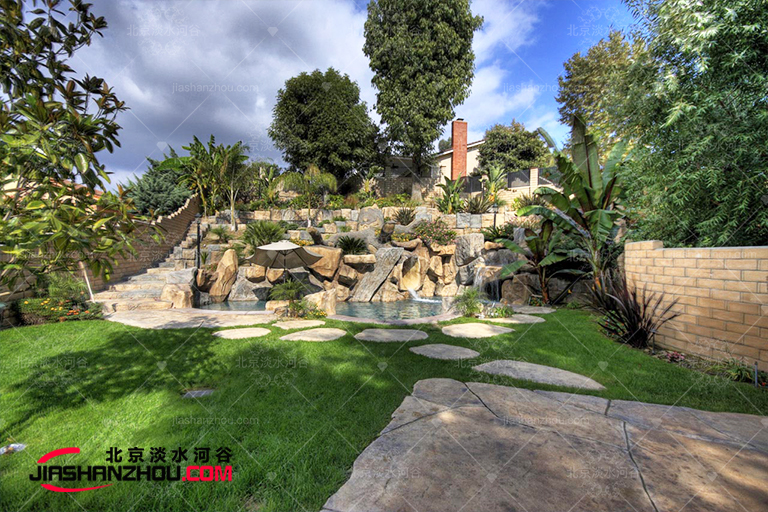 塑石假山為天目湖御水溫泉度假村品定制與四周環境相映成趣