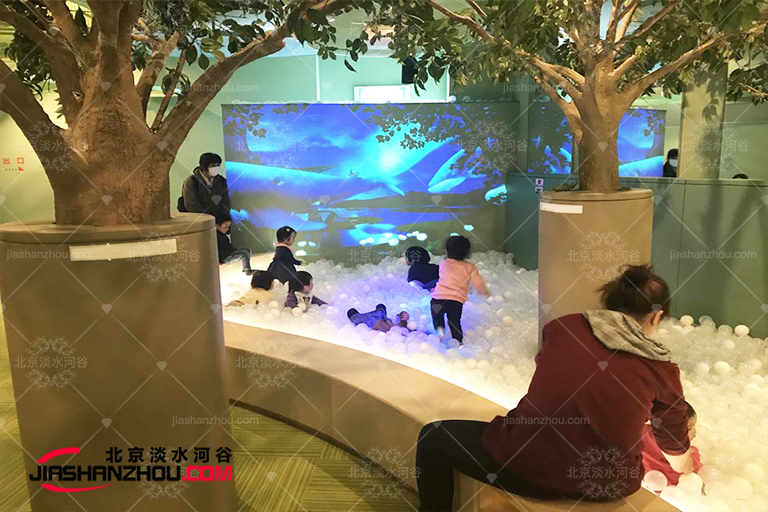 仿真樹不單提供給人們迷人的裝飾環境凸現出綠色環保核心理念