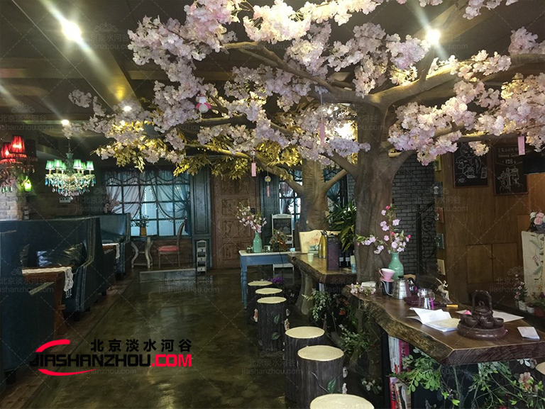 巴黎花神咖啡館室內仿真樹居然用的是中國這個廠家的樣板