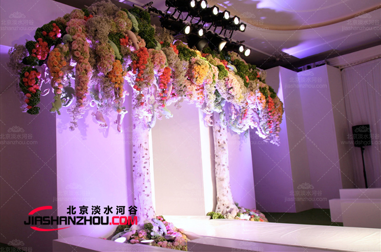 仿真樹不費吹灰之力地為您的環境帶來多彩和旺盛的生命力