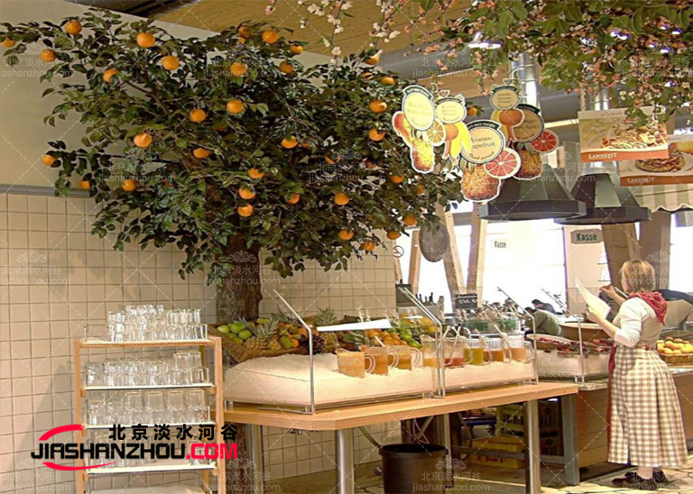 在密閉的辦公空間中使用人造仿真樹享受其特的設計和綠色氛圍