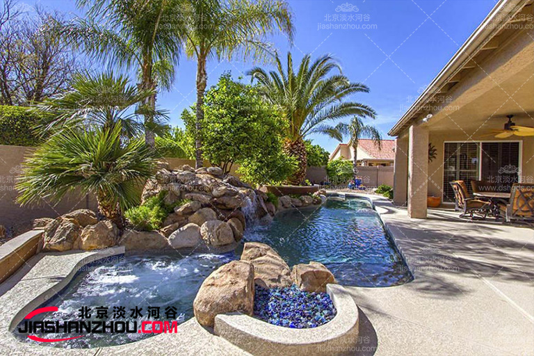 豪華夏威夷格蘭地威拉飯店和豪華塑石假山及水池才相得益彰