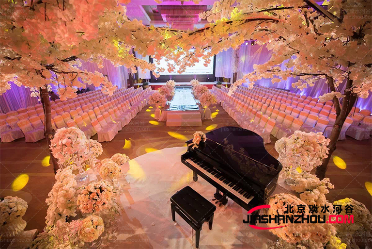 仿真樹給冬天的新娘人生重要的時(shí)刻創(chuàng)造出如夢如幻的場景