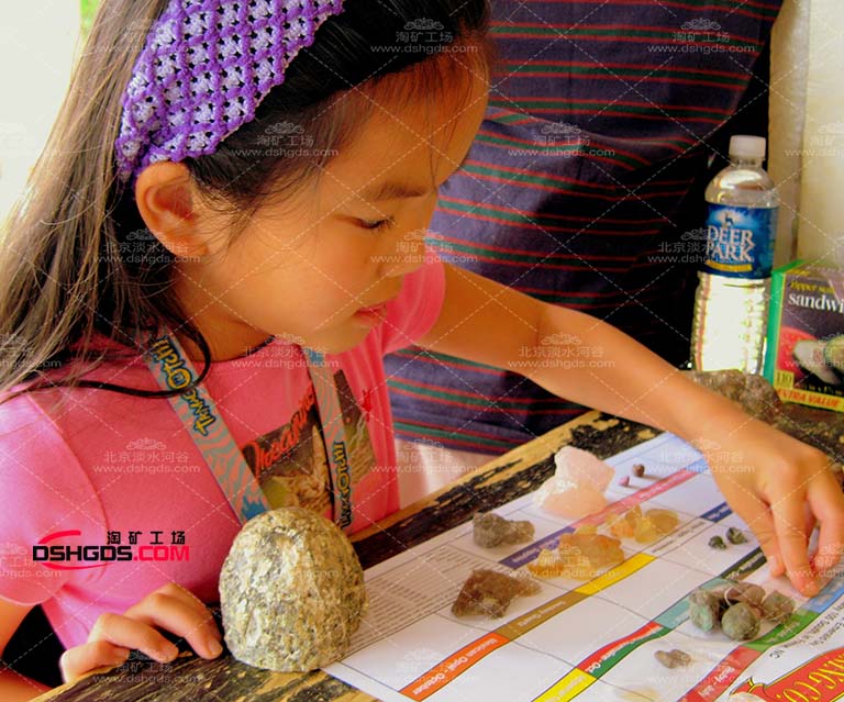 國外客戶購買【淘礦工場】制做的兒童淘礦設(shè)備