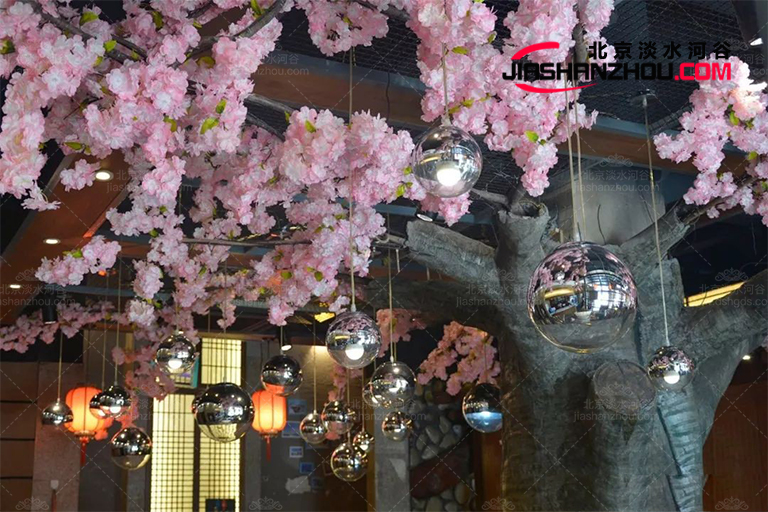 仿真樹不同于受季節(jié)限制的活樹它一年到頭都可以使用