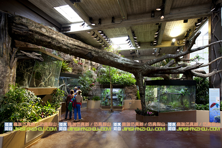 大型塑料仿真假樹是用模具制作出來的