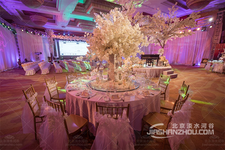 冬日婚禮用仿真樹打造吸睛留住新娘美時光