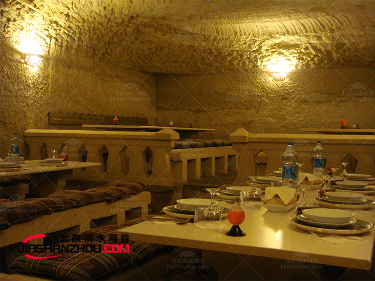 天然洞穴茶餐廳妙運用燈光照明加分不少