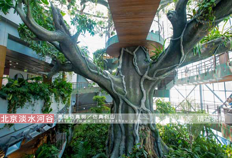 花園中的仿真樹和真樹一樣美觀尤其是冬天顯特色