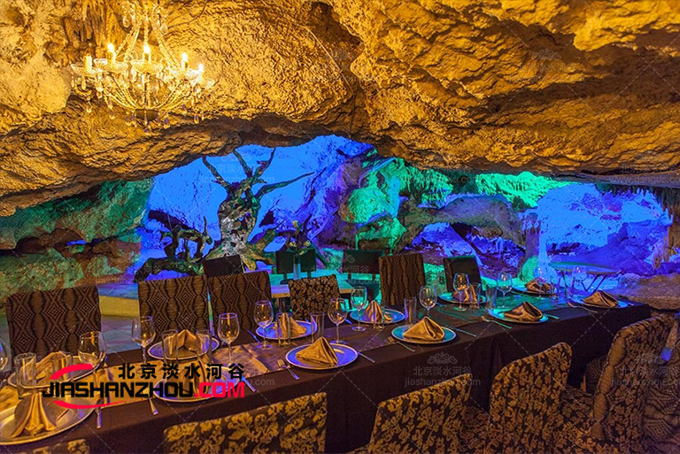 當光線閃耀時仿真窯洞餐廳也讓人心動不已