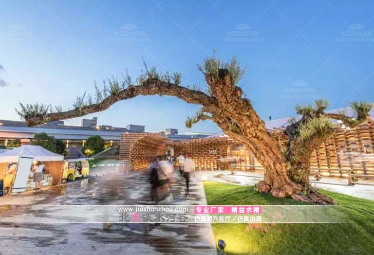 仿真樹讓餐廳充滿生命力