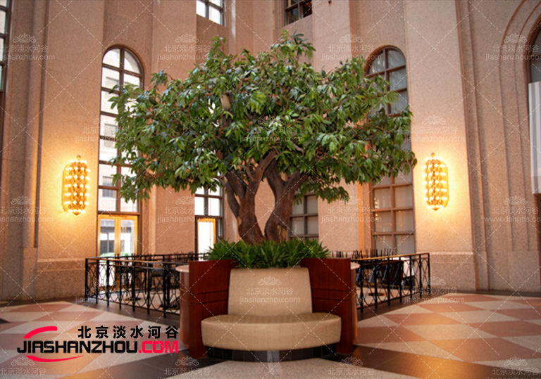 十一米大型仿真樹(shù)提供的大膽顏色和不尋常的裝飾