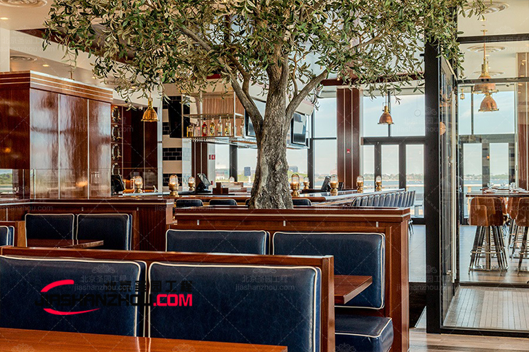 仿真樹創建整個家庭都可以享受的令人難以置信的室內外環境