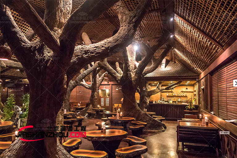 北京四季民福烤鴨店在完美綠色的仿真樹餐廳里享受健康美食