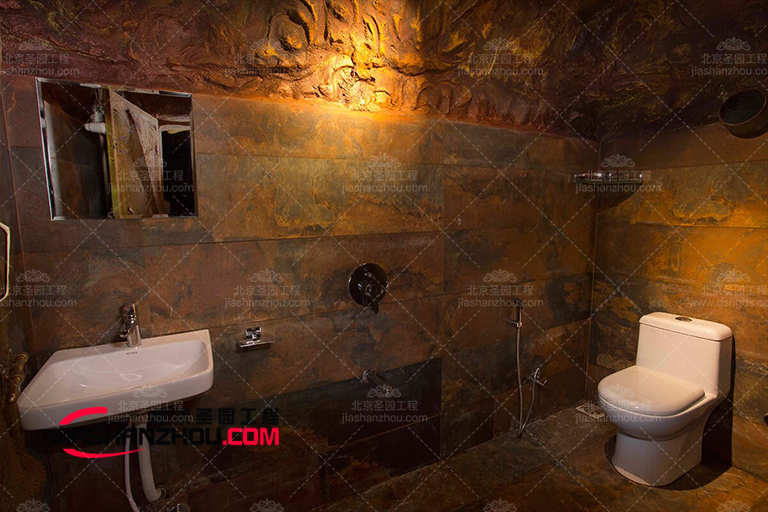 之前和之后迷人的民宿旅館仿真洞穴浴室設計