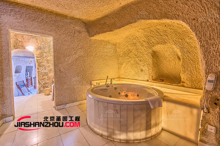 巧妙設(shè)計(jì)的仿真洞穴浴室隱藏洞穴之中具私密性