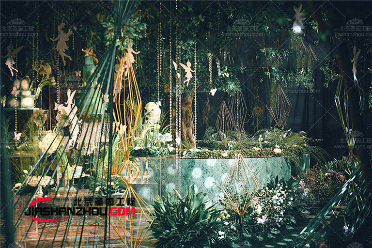 用漂亮的仿真樹為青島詹姆斯咖啡廳室內外帶來溫馨的氛圍