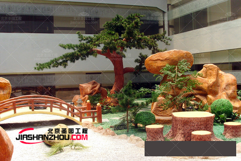 將后院當(dāng)作室內(nèi)仿真樹裝飾房屋的真正延伸