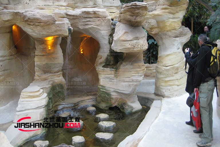 徐州圣德門人工GRC塑石假山項目緊張施工中