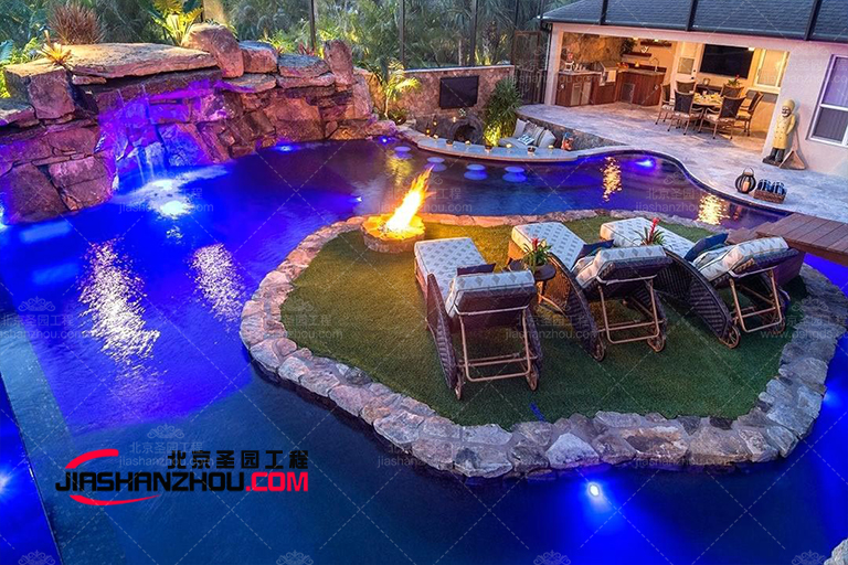 塑石假山水池岸邊鋪設人造草有很多優點但也不能忽視其缺點