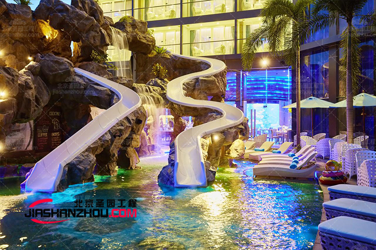 GRC塑石假山水池景觀與附近的環境融為一體