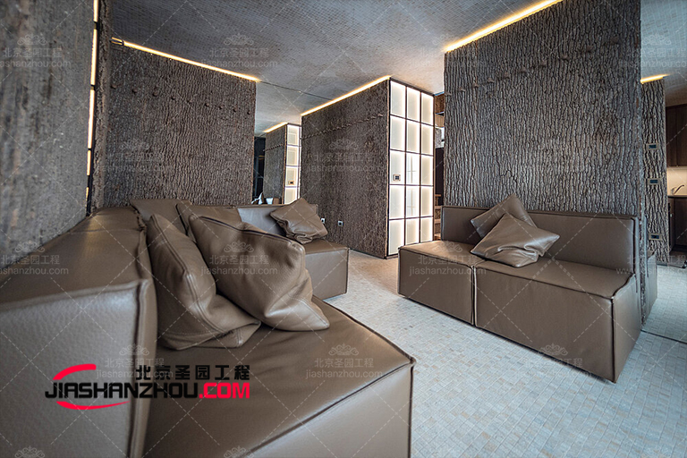 仿真樹皮瓦酒店設(shè)計從現(xiàn)代設(shè)計轉(zhuǎn)向了自然、柔和的外觀