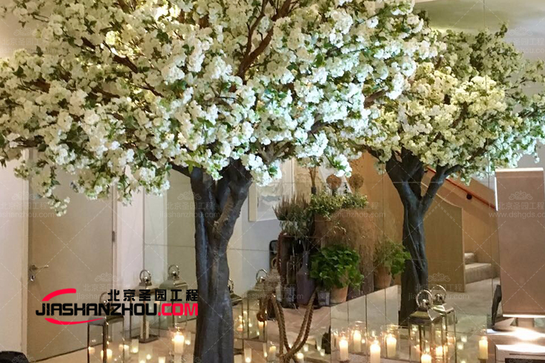 采用簡主義設計理念的室內仿真樹裝飾布置