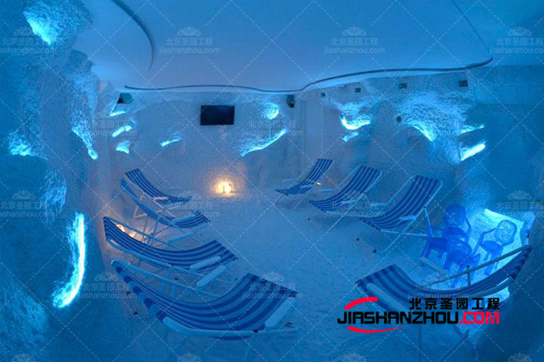 藍棕色組合為養生鹽療酒店營造出涼爽又溫暖的感覺