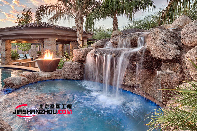 泳池內(nèi)的豪華塑石假山景觀水池小屋休息區(qū)-泳池小屋設(shè)計