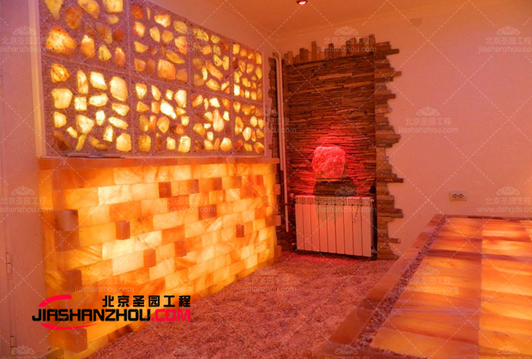 簡(jiǎn)主義的仿真鹽洞酒店擁有寬敞的空間和非常華麗的裝飾