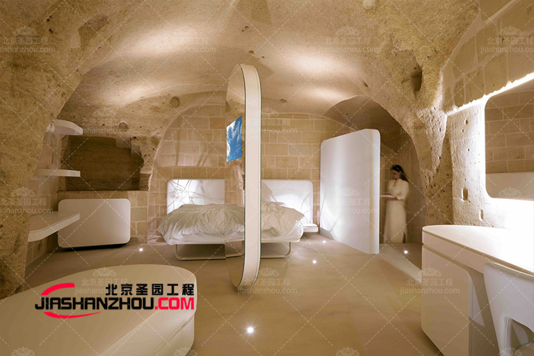 仿真鹽洞汗蒸房將高科技／未來(lái)主義的形式與淺色和飾面相結(jié)合