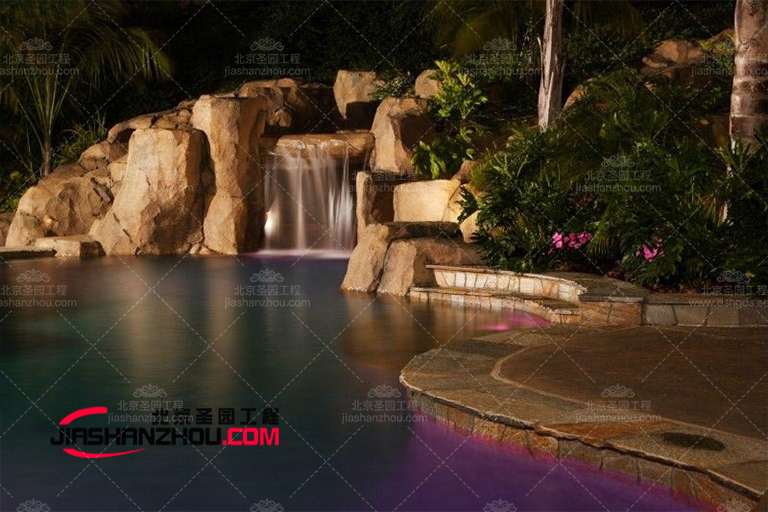 塑石假山水池景觀醒目的視覺美感是其他景觀無(wú)法比擬的