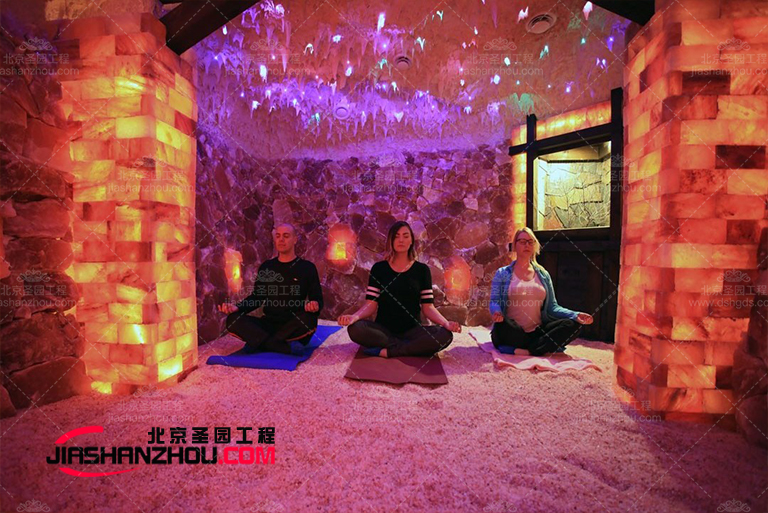 人造喜馬拉雅鹽療房深粉色的墻壁營造出一種甜蜜的感覺