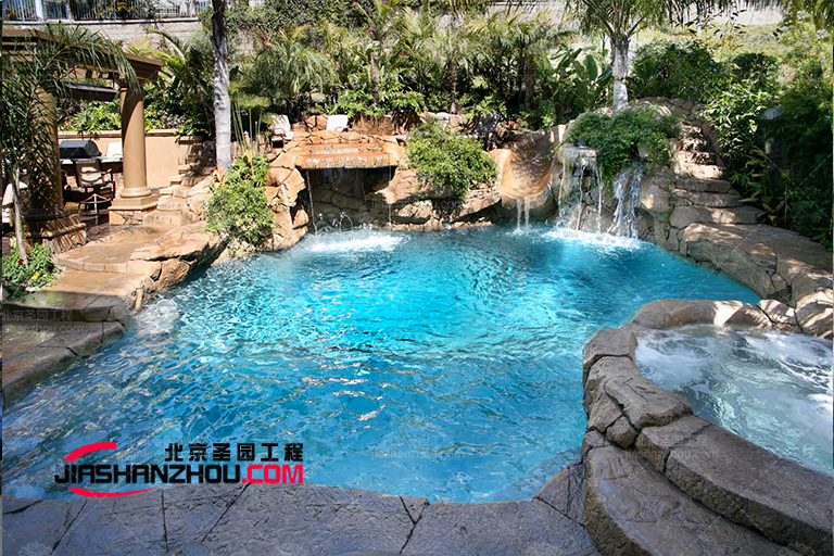 自由形式的現代塑石假山水池景觀是自然主義的
