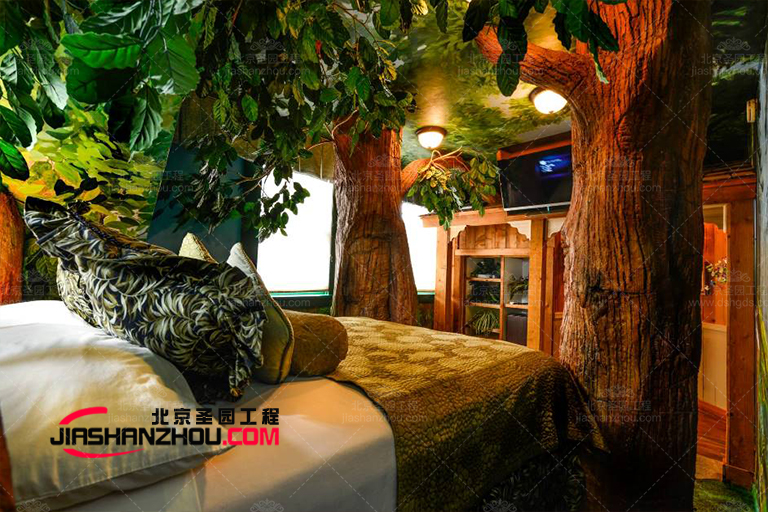 嘗試用明亮的人工仿真樹將房屋的內(nèi)外進(jìn)行綠色整容