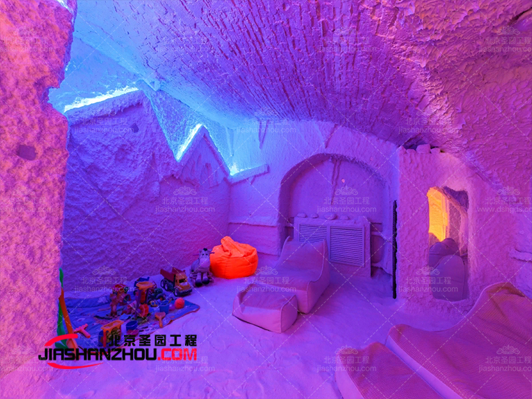 淺色視覺元素和不同紋理使仿真鹽洞鹽療酒店打破常規(guī)配色