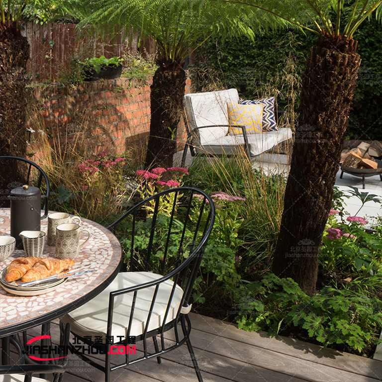 全年欣賞熱帶樹木和異國情調的人工仿真樹景觀