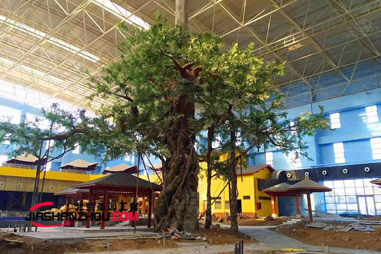 室內(nèi)仿真樹(shù)郁郁蔥蔥的綠色外觀令人印象深刻