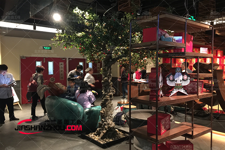 做工細的人造綠色仿真樹植物讓空間充滿異國情調(diào)