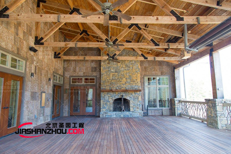 綠色民俗仿真樹(shù)皮屋民宿給人一種干凈利落的外觀