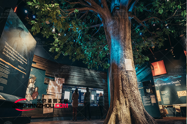 人造綠色仿真樹(shù)植物為空間營(yíng)造出多層次的美感