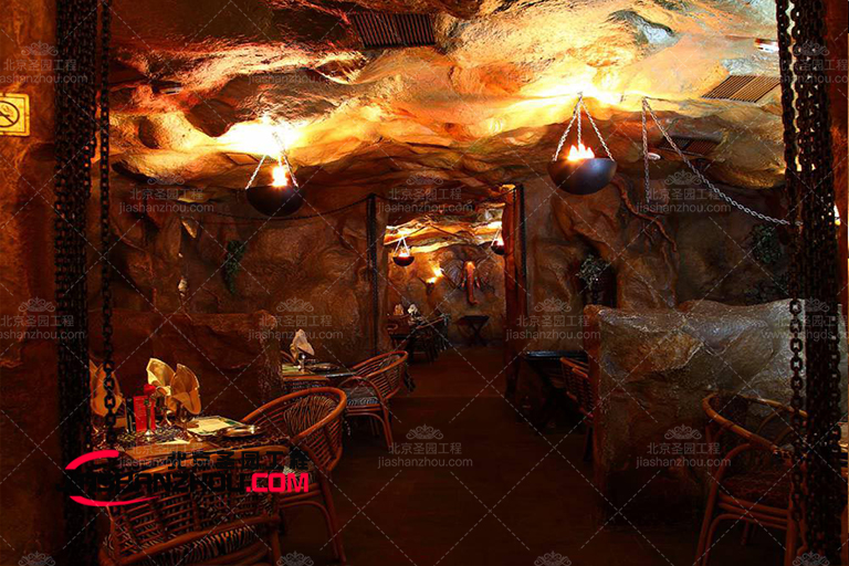 簡單造型配色方案的仿天然洞穴酒吧卻散發出正式優雅的氣息