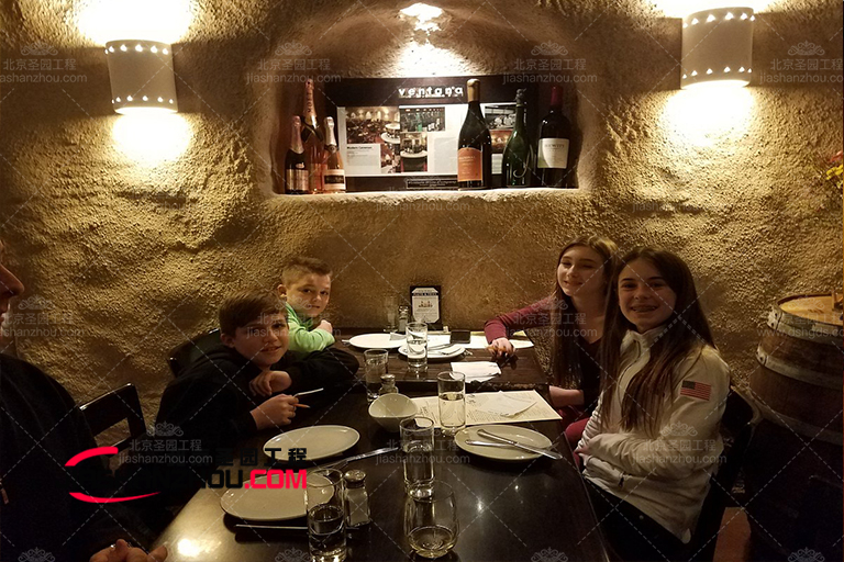 簡約的現代仿天然巖洞酒店餐廳擁有許多簡潔的線條