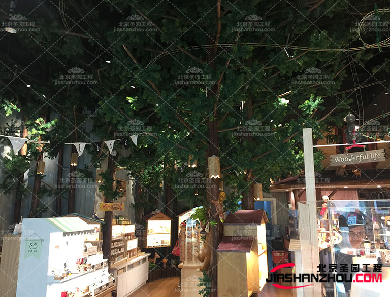 仿真樹與真實植物結合的f 景帶給人們視覺上的享受