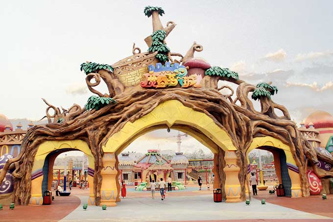 仿真樹大門打造新穎的主題公園造型