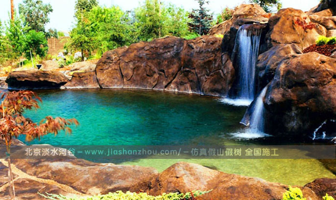 塑石假山是自然的山川所微縮的仿造景觀