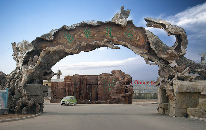 仿真樹大門能營造出完美的空間效果，頗受消費者青睞