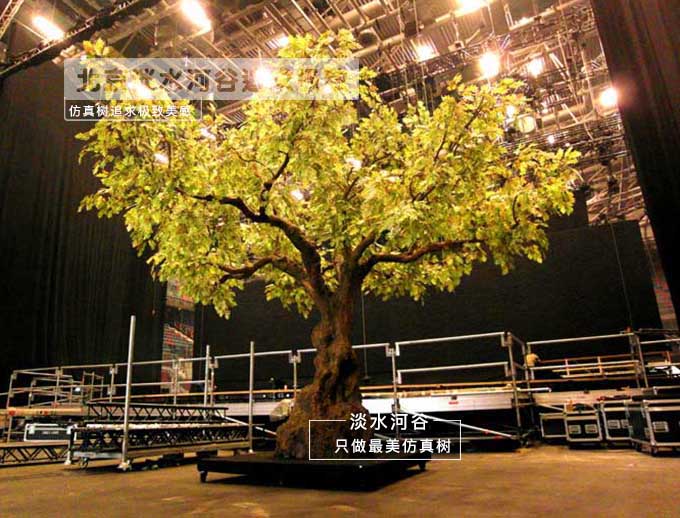 仿真樹給整個(gè)空間營(yíng)造了春意盎然的氣息