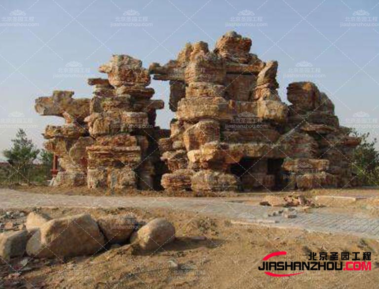 塑石假山是古代與現(xiàn)代藝術(shù)為一體的藝術(shù)設(shè)計，更加的宏偉